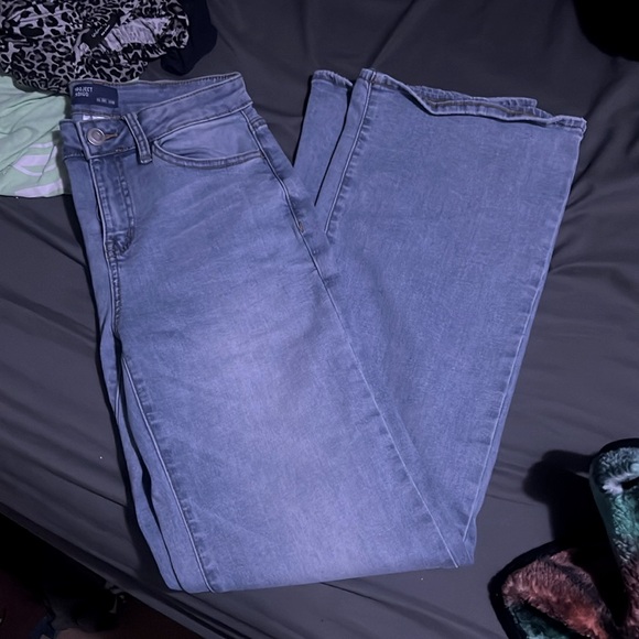 worn twice, paid 45$, flattering back pocket placement, comfy material - Picture 1 of 3